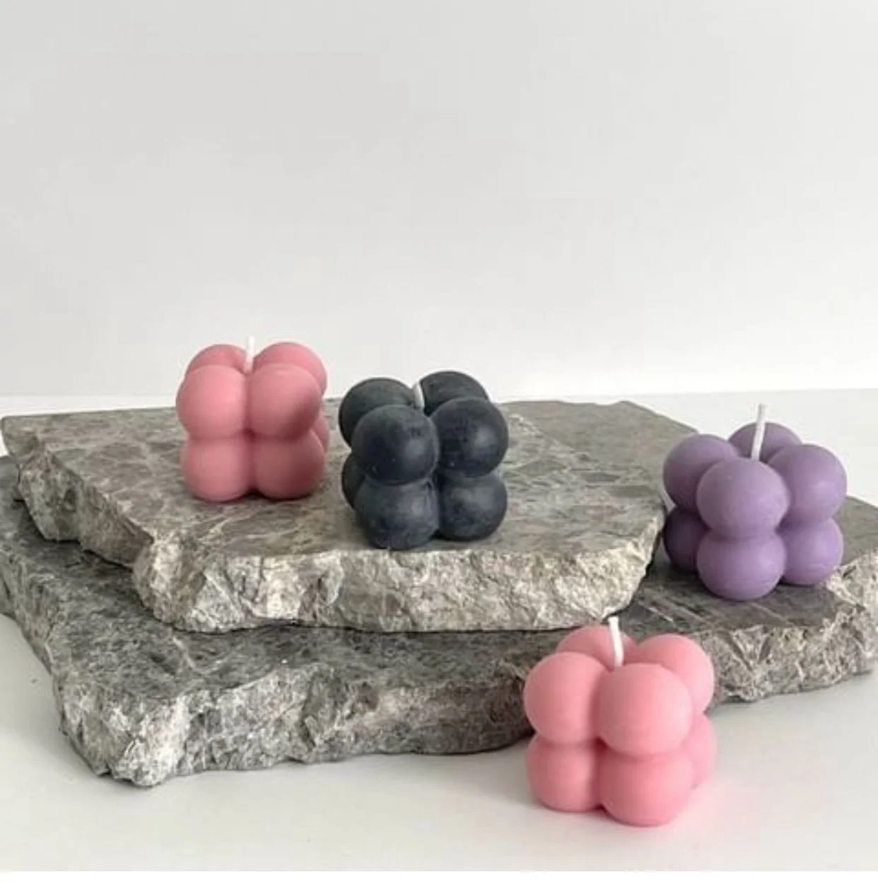 Trio de bougies Bubble Bar à Bougie pastel et anthracite sur pierres de marbre brut
